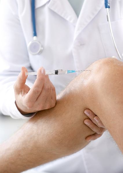 Medical professional administering injection for prolotherapy in Fort Lauderdale