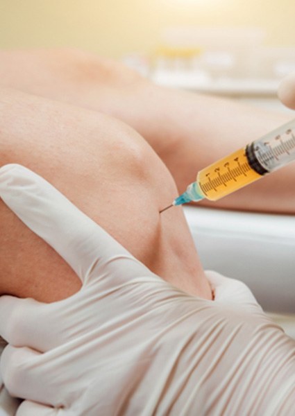 doctor injecting PRP into knee   